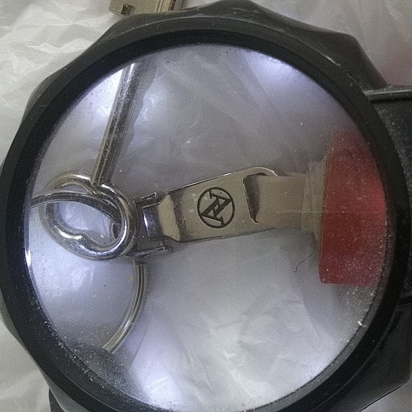 Designer Adrienne Vittadini Silver (color) key cha - Picture 2 of 6